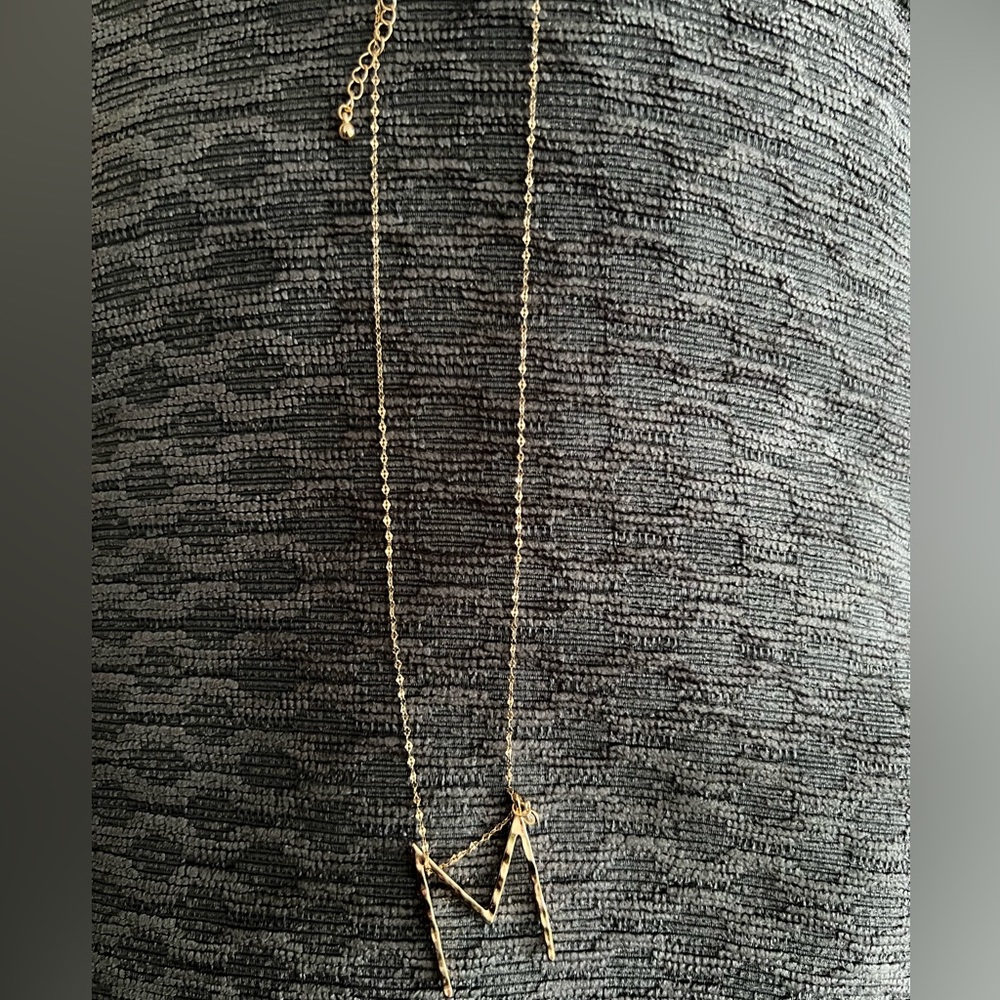 Maurice’s “M” necklace nwt cute